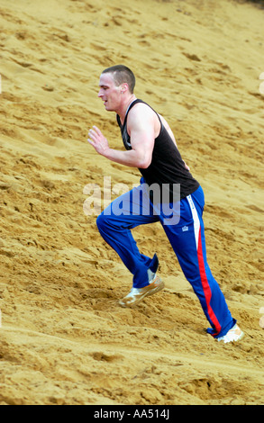 Inghilterra fast bowler Simon Jones lavorando sul suo pre stagione fitness in Merthyr Mawr dune di sabbia South Wales UK Foto Stock