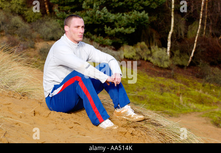 Inghilterra fast bowler Simon Jones lavorando sul suo pre stagione fitness in Merthyr Mawr dune di sabbia South Wales UK Foto Stock