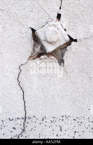 Dettaglio di un muro in stucco e bullone strutturale Foto Stock