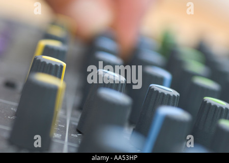 Una sezione ravvicinata di una scrivania di mixaggio audio in uno studio musicale. Foto di Jim Holden. Foto Stock