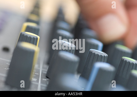 Una console di mixaggio in un studio essendo regolata dal tecnico del suono. Foto da Jim Holden. Foto Stock