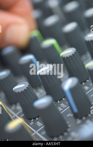 Una sezione ravvicinata di una scrivania di mixaggio audio in uno studio musicale. Foto di Jim Holden. Foto Stock