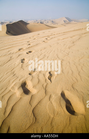 Impronte in dune di sabbia a Huacachina Oasis, Perù Foto Stock