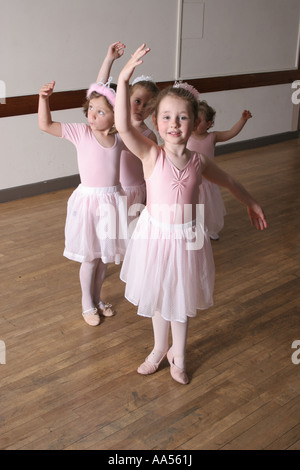 Tre giovani ballerini ballare durante una lezione. Foto Stock