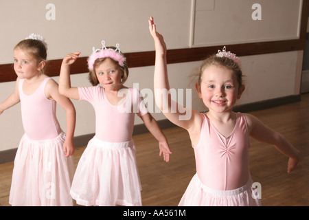 Tre giovani ballerini ballare durante una lezione. Foto Stock