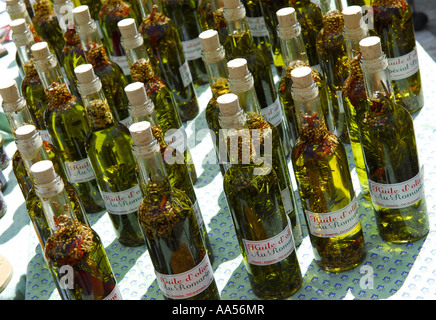 Olio di oliva bottiglie, stallo del mercato, Provenza, Francia Foto Stock