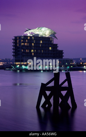 La Baia di Cardiff - Vista della St Davids Hotel sulla baia al tramonto che mostra la sua illuminata scultura del tetto Foto Stock