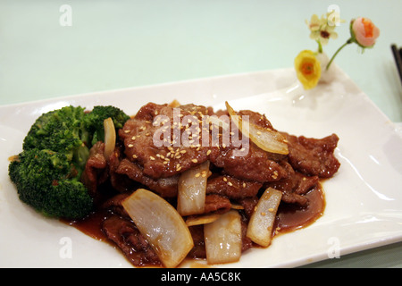 Carni bovine, cipolle e verdure, piatto cinese Foto Stock