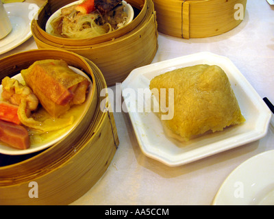 Selezione di cucina Cantonese dim sum compresi Zong Foto Stock