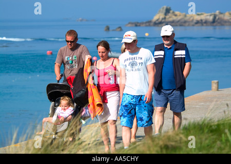 I turisti arrivano in traghetto in banchina, Old Grimsby, Tresco, isole Scilly Inghilterra Foto Stock