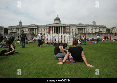 Trafalgar Square, Londra UK è coperto da 2.000 mq di manto erboso per promuovere spazi verdi in città. Foto Stock
