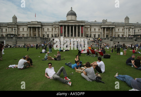 Trafalgar Square, Londra UK è coperto da 2.000 mq di manto erboso per promuovere spazi verdi in città. Foto Stock