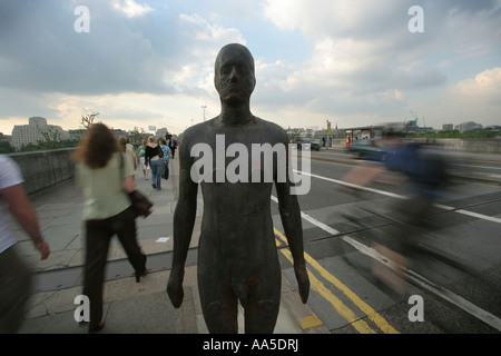 Antony Gormley figura, Waterloo Bridge, Londra, Regno Unito. Foto Stock