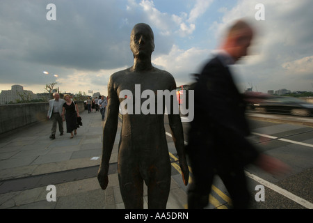 Antony Gormley figura, Waterloo Bridge, Londra, Regno Unito. Foto Stock