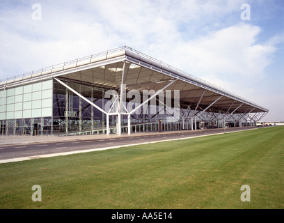 Londra Stansted Airport terminal passeggeri edificio con drop off road & grass verge quasi deserte poco dopo il completamento nel 1991 Essex England Regno Unito Foto Stock