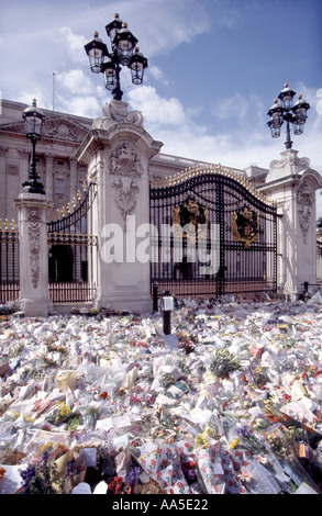 Princess Diana Death Buckingham Palace cancelli d'ingresso e esposizione di bouquet floreale tributi che riempiono il marciapiede e parte della strada Londra Inghilterra Regno Unito Foto Stock