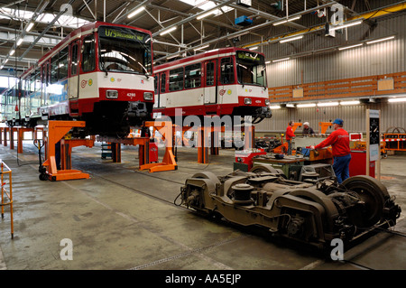 All'interno del tram Rheinbahn workshop a Duesseldorf in Germania, che mostra 2 linee tranviarie (tipo B80) sul carrello-drop. Foto Stock