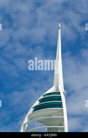 Verticale fino in prossimità della Spinnaker Tower che mostra le tre piattaforme di visualizzazione contro un luminoso cielo blu Foto Stock