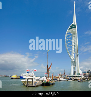 Piazza '4 punto immagine' panoramico del bianco pristine Spinnaker Tower al Gunwharf Quays in Portsmouth contro un cielo blu. Foto Stock