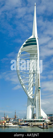 "Verticale 3 immagine stitch' del bianco pristine Spinnaker Tower al Gunwharf Quays in Portsmouth contro un cielo blu Foto Stock