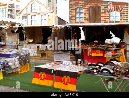 Germania Berlino souvenir negozio di articoli da regalo si spegne al Checkpoint Charlie Foto Stock