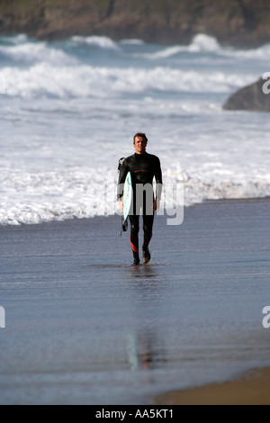 Surfer dopo la sessione. Foto Stock