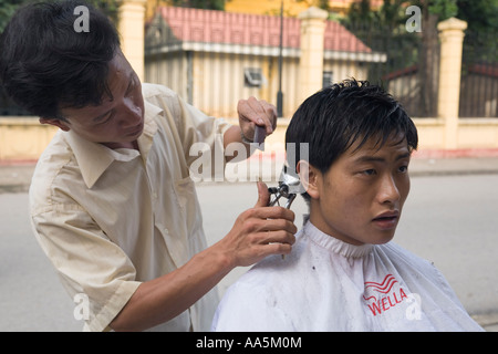 Hanoi, Vietnam. Barbiere di strada nel quartiere vecchio Foto Stock