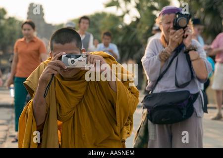 Monaco buddista e turistica prendendo fotografie a Angkor Wat, Cambogia Foto Stock