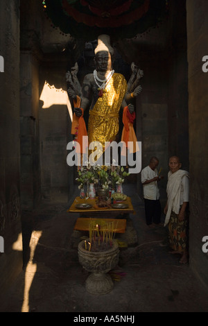 Cambogia Angkor Wat SIEM REAP PROVINCIA Sacerdoti a Vishnu santuario all'interno di Angkor Wat Foto Stock