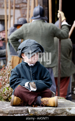 Bambino ri-enactor al Nodo sigillato la società guerra civile inglese muster a Berkeley Castle Gloucestershire England Regno Unito Foto Stock