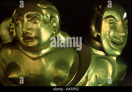 Barbican Muse - soprannominato 'Officina Zoè - mantenendo la golden maschere della commedia e del dramma che indica la via nel centro Barbican, Londra Foto Stock