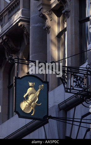 Hey farlo farlo il gatto e il violino - Banca segno appeso sopra Lombard Street, Città di Londra, Inghilterra Foto Stock