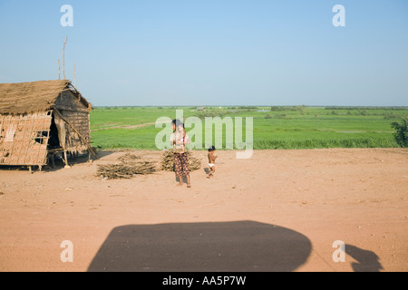 Cambogia Siem Reap provincia ombra di passaggio di un Tuk Tuk a Phnom Krom village Foto Stock