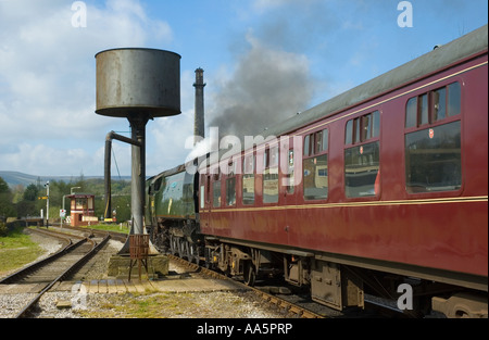 Treno a vapore passa acqua bowser sul Darwen e Rossendale storica ferrovia Foto Stock