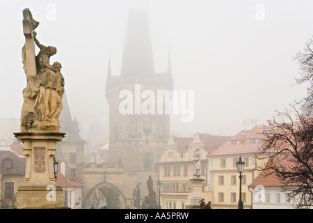 Charles Bridge in early morning mist, Praga, Repubblica Ceca Foto Stock