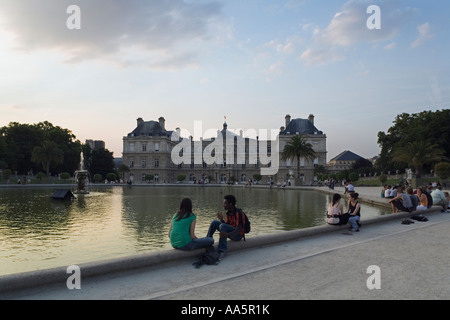 Palais du Luxembourg e lago ottagonale al Jardin du Luxembourg, Paris, Francia. Tramonto Foto Stock