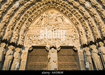 Gate centrale presso la cattedrale di Notre Dame fronte ovest, Parigi, Francia Foto Stock