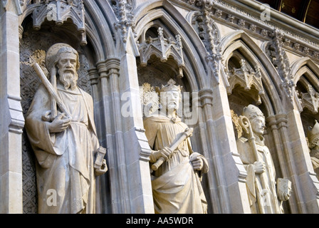 Fila di statue di santi in Rochester Cathedral Foto Stock