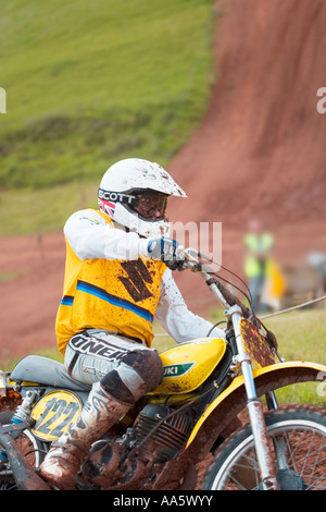 Un pilota su una mischia dirt bike in una gara presi in South Devon England dove lo sport è molto popolare Foto Stock