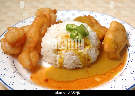 ANG103773 piatti cinesi fritti gamberi pesce nero involtini primavera con riso al vapore e salse Foto Stock