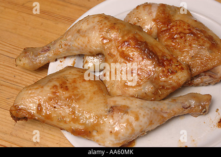 ANG103881 Non cibo vegetariano pollo grigliato gamba mantenuta su una piastra Foto Stock