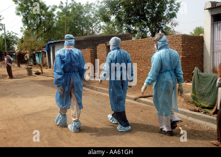 Virus dell'influenza aviaria, polli infetti dall'influenza aviaria raccolti da un operatore sanitario in vestiti e maschera PPE, Hingona, Yawal, Jalgaon, Maharashtra, India, Asia Foto Stock