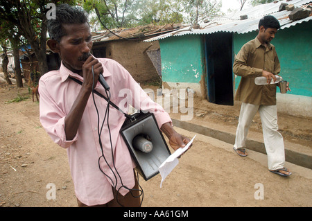 Virus dell'influenza aviaria, annuncio di polli infetti da influenza aviaria, da raccogliere da operatori sanitari, Hingona, Yawal, Jalgaon, Maharashtra, India, Asia Foto Stock