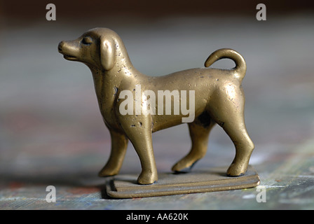 STP104342 Giocattolo del cane di visualizzazione in ottone scultura di metallo Foto Stock
