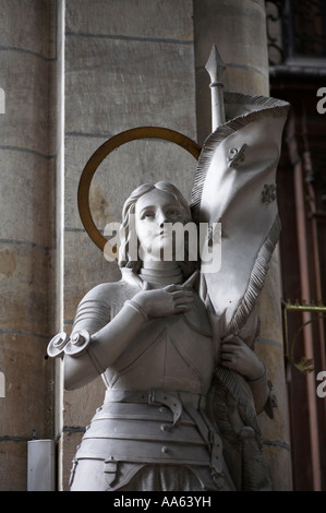 Statua di Giovanna d'arco nella cattedrale di Notre Dame di St Omer Pas de Calais Francia Foto Stock