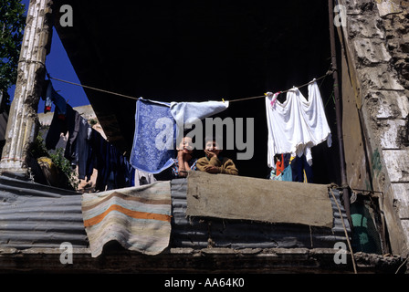 I bambini che vivono sulla linea verde in un edificio distrutto- Beirut Libano nel 1996 Foto Stock