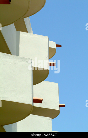 Il balcone di ogni camera in appartamenti moderni a Alvor Città Algarve Portogallo Foto Stock