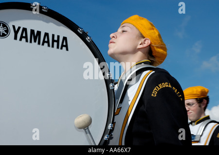 Femmina batterista dei bassi marciando in sfilata Foto Stock