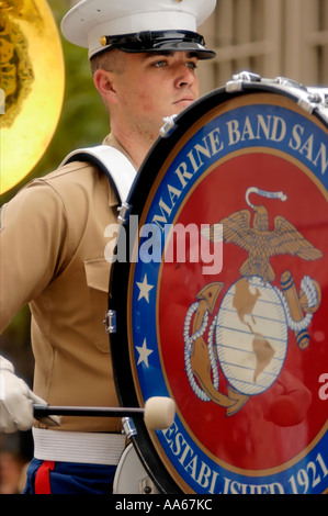 Il batterista in US marina Marching Band Foto Stock