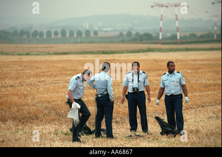 Gli investigatori francese cercare i campi per i detriti dalla Air France Concorde che si è schiantato fuori Parigi poco dopo il decollo Foto Stock